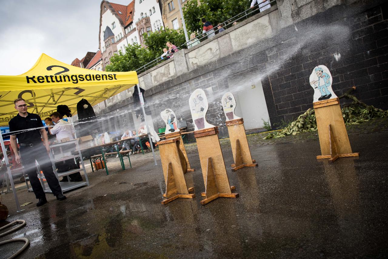 Kinder können spielerisch den Umgang mit einer Kübelspritze lernen