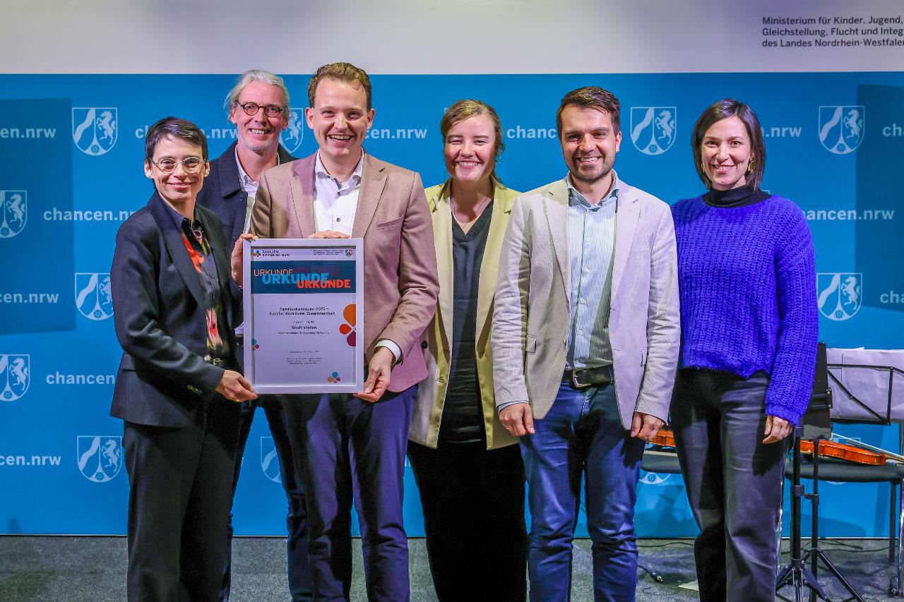 Über die Auszeichnung Vredens als „Familienkommune“ freuen sich (von links): Ministerin Josefine Paul, Markus Funke, Bürgermeister Dr. Tom Tenostendarp, Sarah Terhürne, Fadi Rajab und Heike Wermer. Bildrechte: R. Oberhäuser / MKJFGFI
