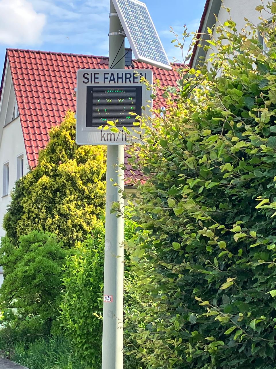 Geschwindigkeitsdisplay an einer Laterne angebracht